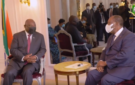 Le Président de la République, S.E.M. Alassane OUATTARA, s’est entretenu, ce lundi 17 mai 2021, à Paris, avec le Président de la République d’Afrique du Sud, S.E.M. Cyril RAMAPHOSA.