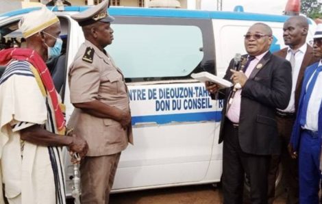 Bangolo : Le Président Alassane Ouattara offre une ambulance à Dieouzon.