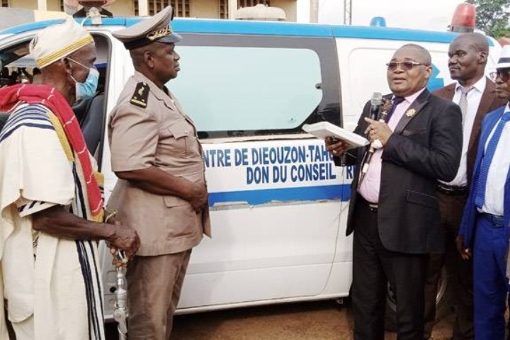 Bangolo : Le Président Alassane Ouattara offre une ambulance à Dieouzon.