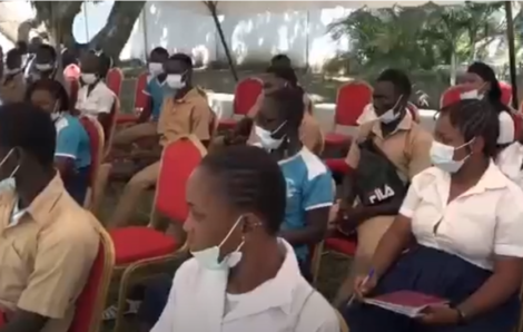 Des jeunes découvrent le Sénat.