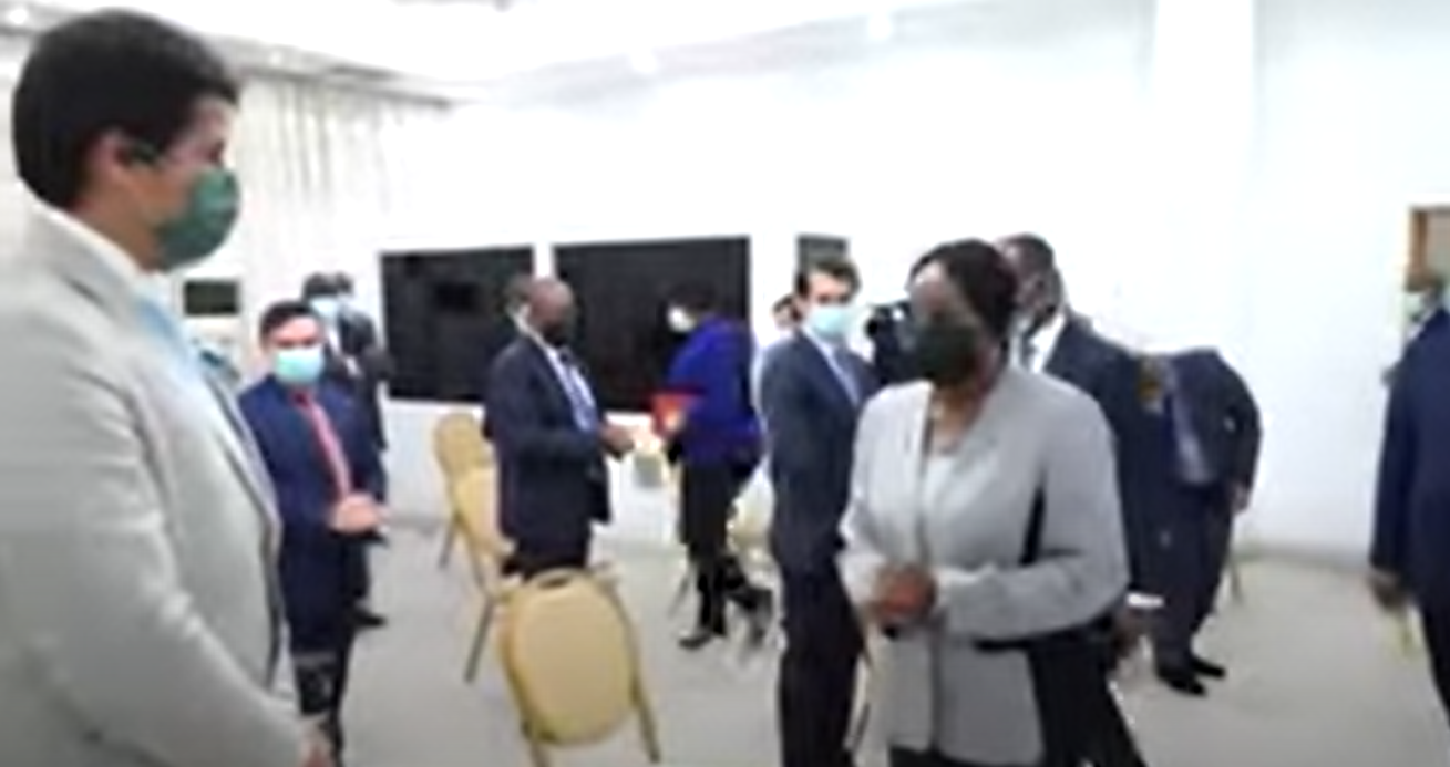 La ministre Kandia Camara, reçoit en audience une délégation d’hommes d’affaires portugais.