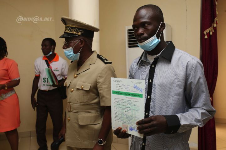 Cérémonie de remise de certificats fonciers aux récipiendaires_Agneby_tiassa_2021_RCI_CIV_13