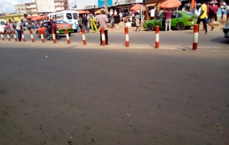 Côte d’Ivoire – Adjamé : des séparateurs sur les voies pour mettre fin au désordre dans la circulation.