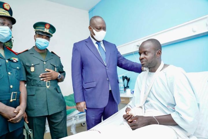 Hôpital militaire d’Abidjan : Téné Birahima Ouattara au chevet des blessés de l’attaque terroriste de Téhini.