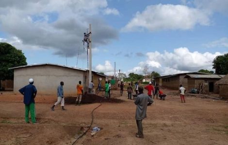 Côte d’Ivoire : les villages reculés voient la lumière.
