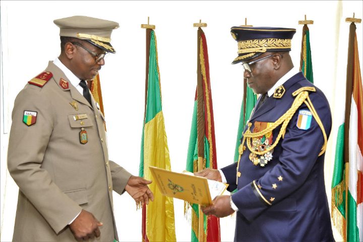 21_nouveaux_diplomés_ecole_guerre_Zambakro_2021_RCI_CIV_1