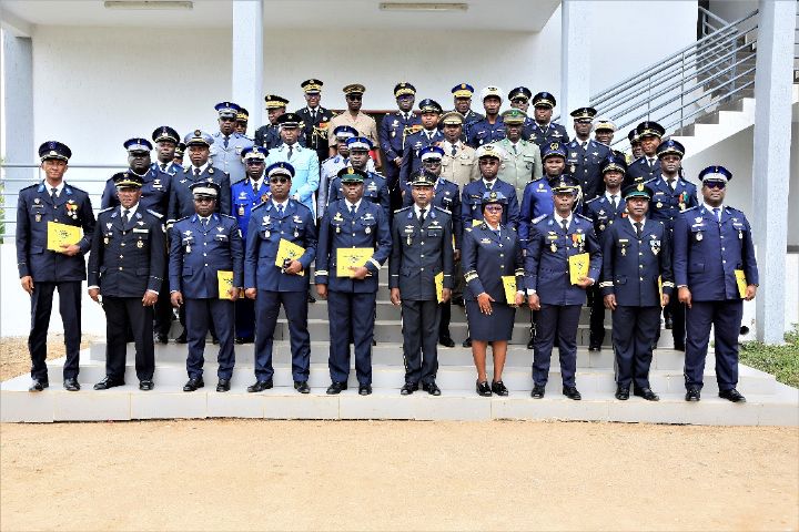 Etude Supérieures de Défense de Zambakro : 21 nouveaux brevetés de l’Ecole de Guerre de Côte d’Ivoire reçoivent leurs diplômes.