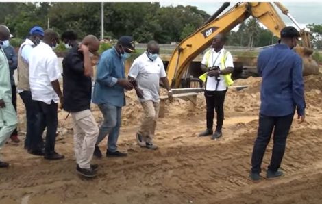 Assainissement : Le ministre Bouaké Fofana en visite de terrain sur le chantier d’Anono.