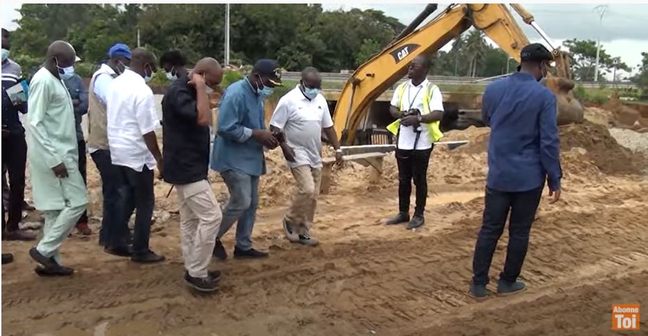 Assainissement : Le ministre Bouaké Fofana en visite de terrain sur le chantier d’Anono.