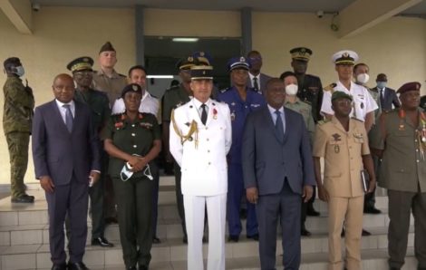 Le Ministre de la Défense, Téné Birahima Ouattara décore deux attachés de défense.