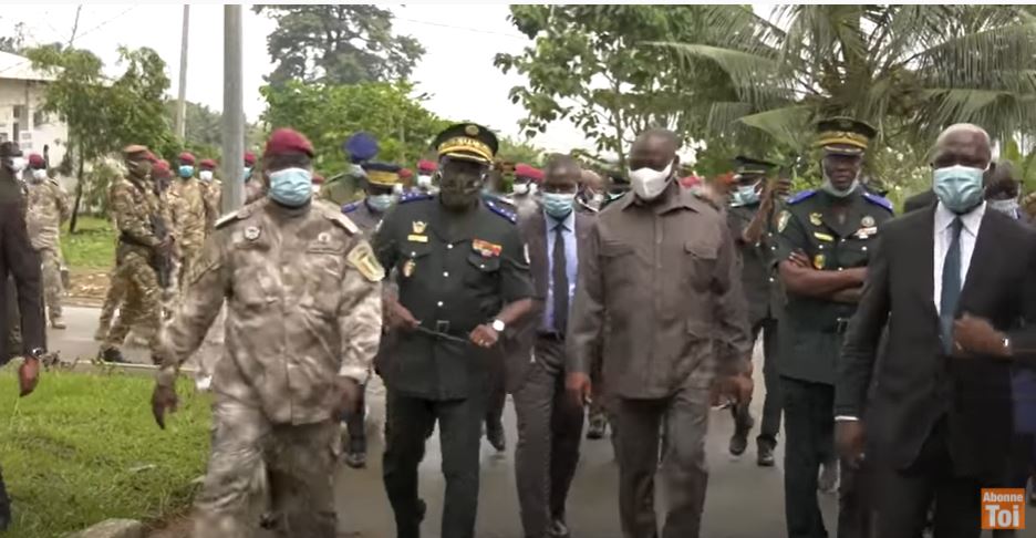 En visite au nouveau camp militaire d’Akouédo : le ministre d’État Téné Birahima Ouattara salue les actes concrets posés par le Premier ministre Hamed Bakayoko.