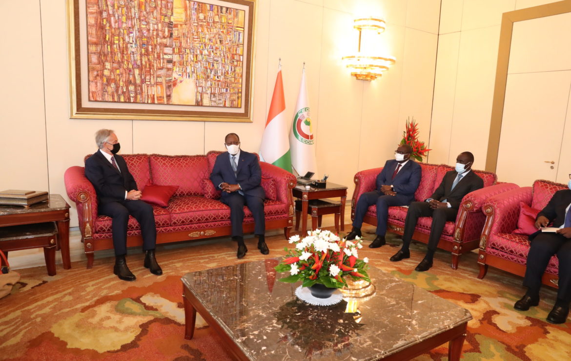 Le Président de la République, chef de l’Etat SEM Alassane Ouattara échange avec l’ancien Premier ministre britannique Tony Blair.