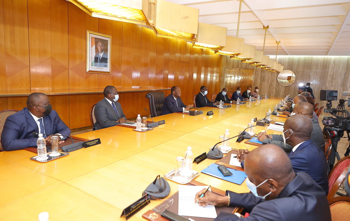 Le Chef de l’Etat, SEM Alassane Ouattara a échangé avec les Ministres, Gouverneurs de Districts Autonomes.