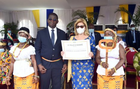 Lancement officiel de la distribution de kits scolaires par Children of Africa à Adiaké : « L’éducation est un droit fondamental pour chaque enfant » (Dominique Ouattara).
