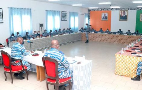 En Côte-d’Ivoire le Commandant supérieur discute du fonctionnement de la gendarmerie avec ses collaborateurs.