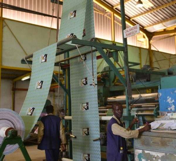 Industrie textile : le premier ministre Patrick Achi annonce la relance prochaine des activités de l’usine de Gonfreville.