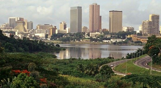 Abidjan vue de la lagune Charles (O. Cecil-Alamy)-fi15502023x640