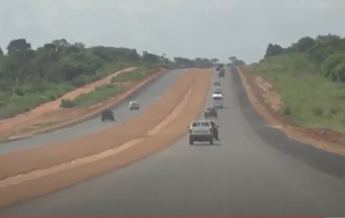 Le Ministre Amédé Kouakou visite le chantier de l’autoroute Tiébissou-Bouaké.