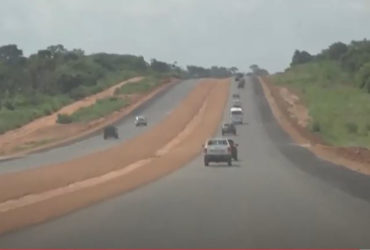 Le Ministre Amédé Kouakou visite le chantier de l’autoroute Tiébissou-Bouaké.