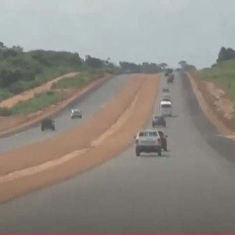 Le Ministre Amédé Kouakou visite le chantier de l’autoroute Tiébissou-Bouaké.