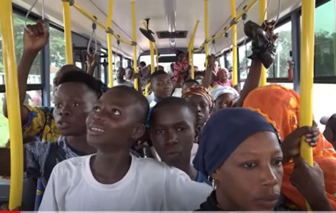 La joie des premiers passagers de la SOTRA à Bouaké.