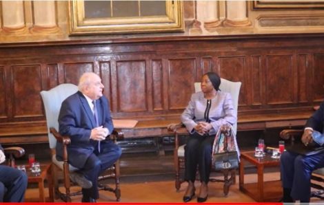 En visite de travail en Italie, la ministre d’Etat Kandia Camara participe à une prière pour la paix dans le monde.