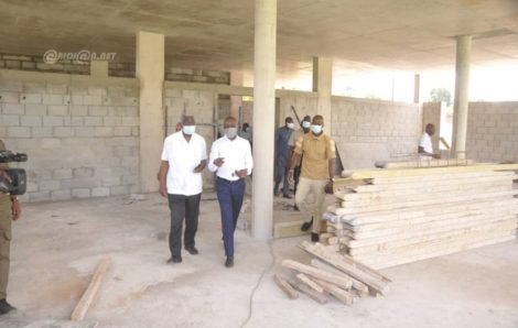 Bouaké : le Ministre Amadou Koné s&rsquo;imprègne de l&rsquo;avancement des travaux de la piscine municipale.