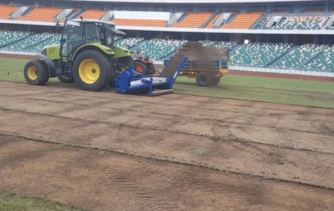 Côte d’Ivoire : les travaux de changement de la pelouse du stade d’Ebimpé ont enfin débuté.