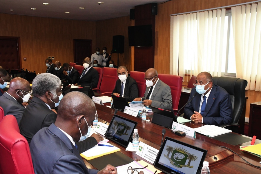 Le Premier ministre ivoirien échange avec les ministres-gouverneurs sur la conduite de leurs missions.
