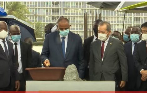 Côte d’Ivoire / Le Premier ministre lance la construction du pôle gynéco-obstétrique et pédiatrique du CHU de Cocody.