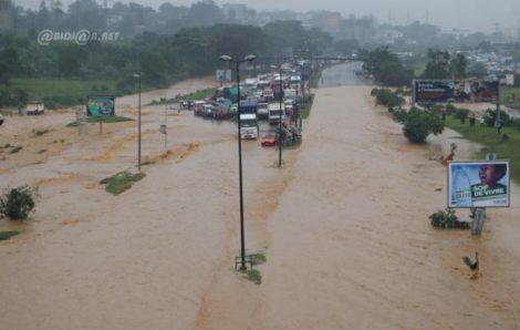 Face aux pluies diluviennes, le gouvernement demande l’accélération de la construction des ouvrages de drainage à Abidjan.