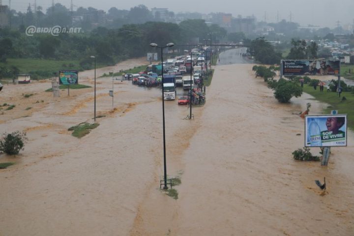 Face aux pluies diluviennes, le gouvernement demande l’accélération de la construction des ouvrages de drainage à Abidjan.
