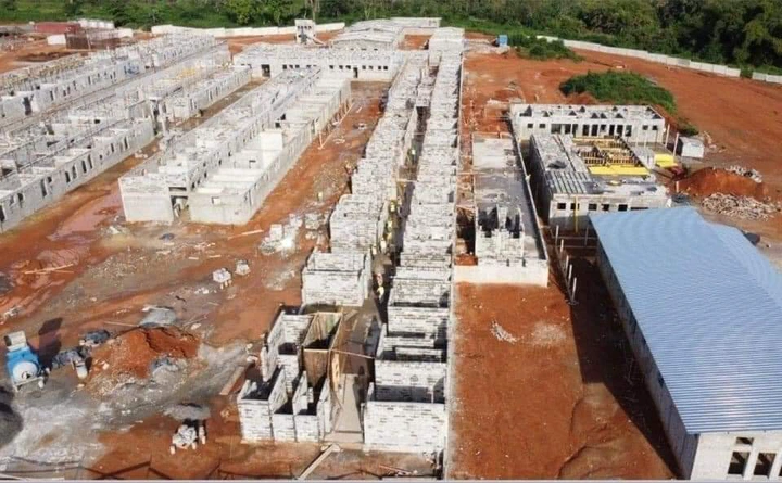 La Côte d’Ivoire au travail : le tout nouvel Hôpital Général de la ville de Danané sort de terre.