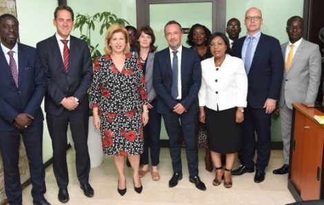 Dominique Ouattara et les patrons de la division cacao de Cargill échangent sur la lutte contre le travail des enfants.