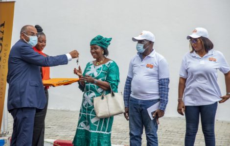 Logements sociaux : le Premier Ministre Patrick Achi remet les clés à 2 183 souscripteurs des projets de logements « Lagoona City » de Locodjoro et « Cité les Orchidées » de Koumassi.