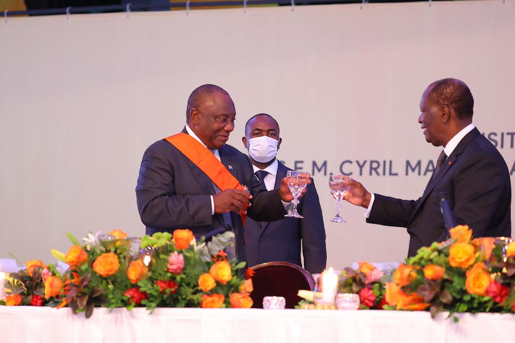 Dîner officiel offert par le Président de la République en l’honneur de son homologue sud-africain.