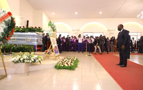 Le Chef de l&rsquo;état a pris part à la levée du corps de Djedi Marthe Irma MAMBE épouse de Robert Beugré MAMBE.