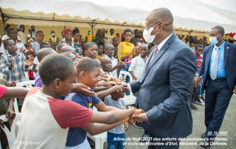 Ministère d’Etat, Ministère de la Défense : Téné Birahima Ouattara et le Père Noël comblent 300 enfants de cadeaux.