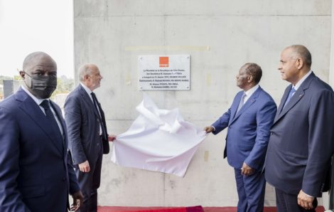 Téléphonie : Orange CI inaugure un siège non achevé en présence de Ouattara, le PDG Stéphane Richard explique.