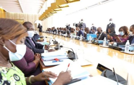 Le Chef de l’Etat, SEM Alassane Ouattara, a présidé un Conseil des Ministres (26/01/2022).