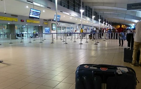 La douane ivoirienne saisit 2 millions d’euros et 84 kg d’or sur deux passagers venant du Bénin.