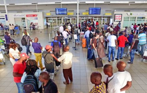Scandale : Arnaque de 1000Fcfa au test Covid-19 à l’aéroport d’Abidjan, en plus des 25000F déjà exigés pour le test avant d’embarquer.
