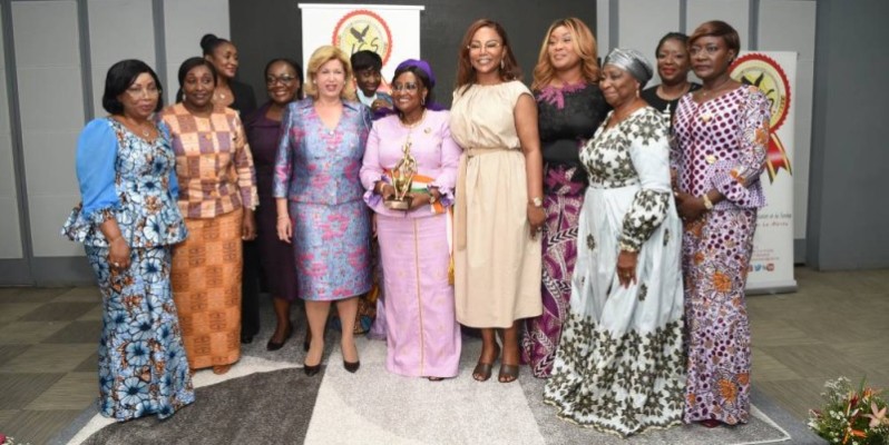 Le prix spécial panafricain ICS 2021-2022 du Meilleur maire de Côte d’Ivoire à Madame Sita Ouattara.
