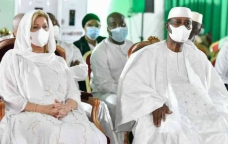 Obsèques de Hadja Fatima Bakayoko : Le couple présidentiel partage la douleur de la famille éplorée.