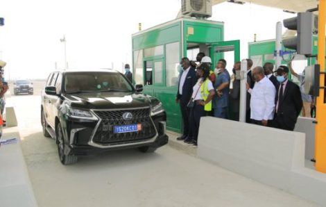 Présentation de la gare de péage du pk 7+200 de l’autoroute Abidjan Grand-Bassam en Côte-d’Ivoire.