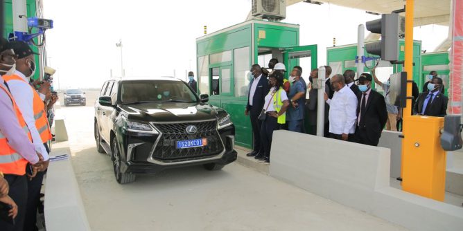 Présentation de la gare de péage du pk 7+200 de l’autoroute Abidjan Grand-Bassam en Côte-d’Ivoire.