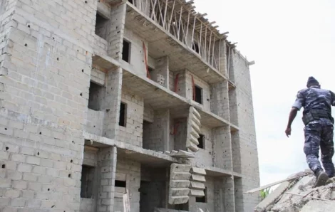 Yopougon : n’ayant aucun permis de construire, un propriétaire voit son immeuble totalement démoli.