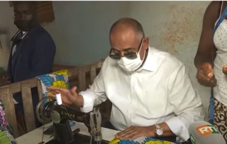 Filets sociaux : Le Premier ministre Patrick Jérôme Achi félicite des bénéficiaires de Yamoussoukro.