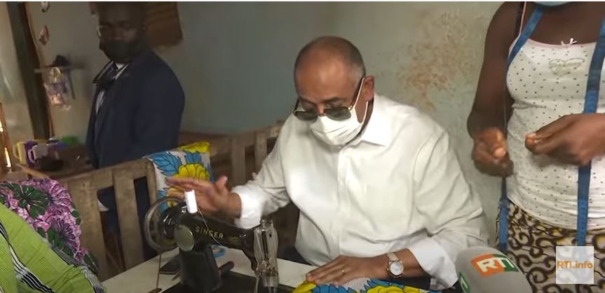 Filets sociaux : Le Premier ministre Patrick Jérôme Achi félicite des bénéficiaires de Yamoussoukro.