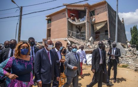 Le Premier ministre Patrick Achi sur les lieux d’un immeuble effondré à Angré, hier Les parents des victimes et les populations soulagés de la mobilisation du gouvernement.